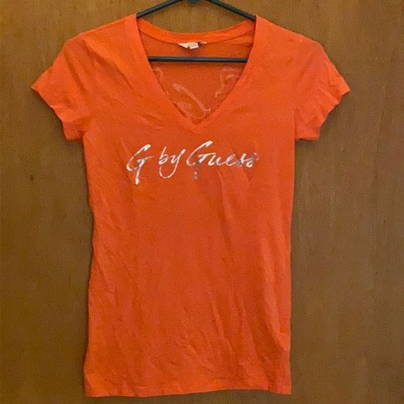 Guess v-neck tee size xs - Picture 2 of 5
